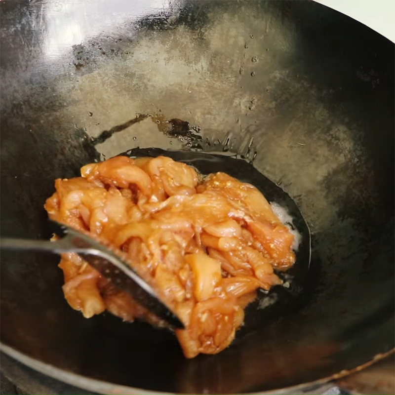 Bước 3 Xào gà Gà xào lá chanh Thái