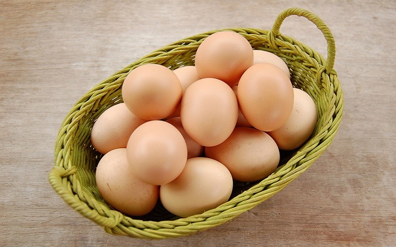 Why are chicken eggs bigger at one end?