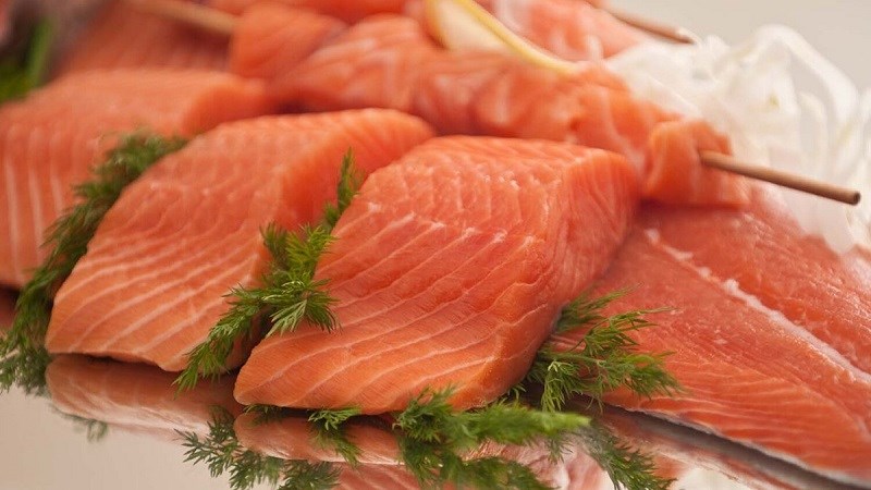 Cá hồi là thực phẩm giàu vitamin A
