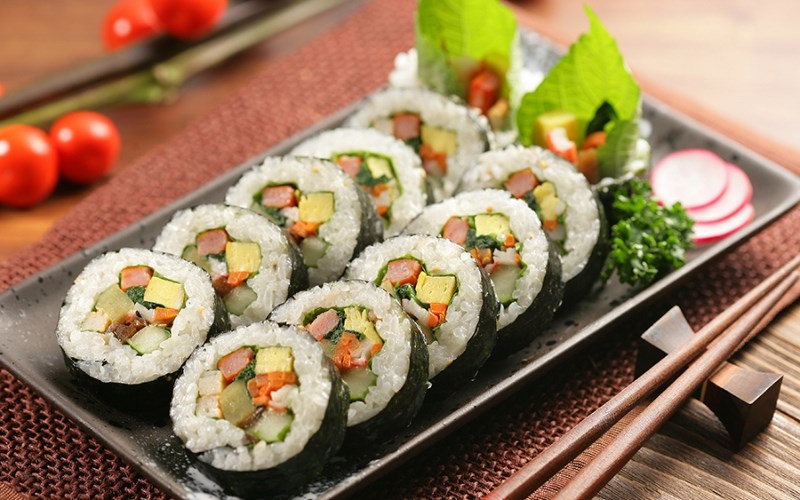 Kimbap là gì Sushi và kimbap có khác nhau Cách bảo quản kimbap qua đêm