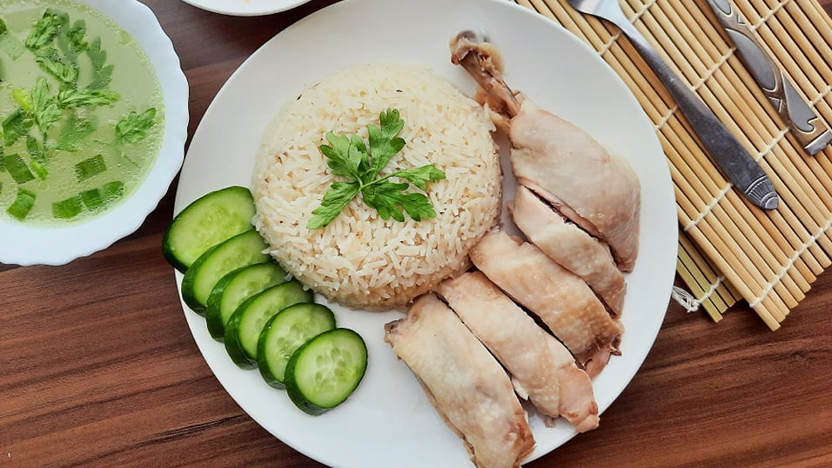 Cơm gà Khao Man Gai Thái Lan là một trong những món ăn đặc trưng của đất nước này, được đánh giá rất cao về vị ngon và giá trị dinh dưỡng. Hãy cùng xem hình ảnh cơm gà Khao Man Gai Thái Lan để cảm nhận được sự hòa quyện giữa vị cay, chua, ngọt và mùi thơm đặc trưng của gia vị.