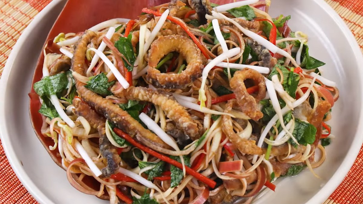 Cách làm gỏi lươn hoa chuối giòn tan chua ngọt giải ngấy cho bữa cơm nhà.