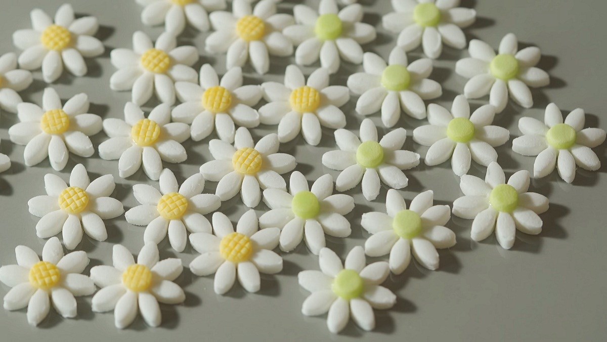 Cách làm kẹo đường trang trí hình hoa cúc đẹp mắt đơn giản