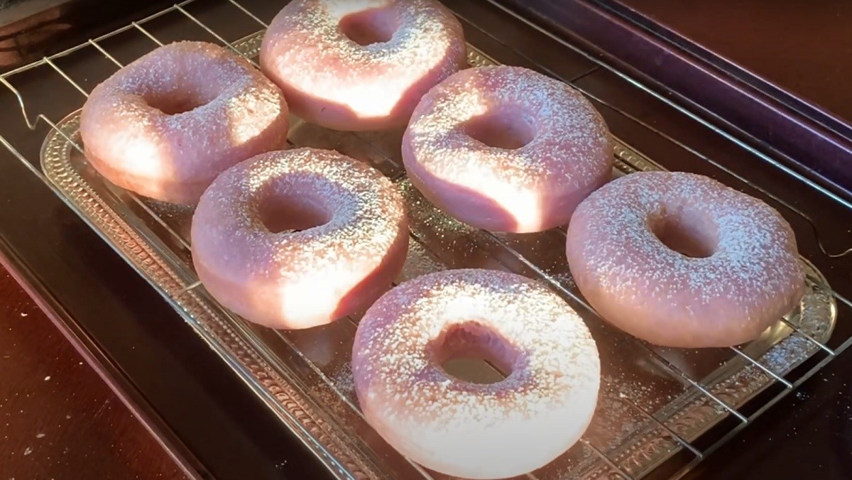 Bánh Donut lá cẩm