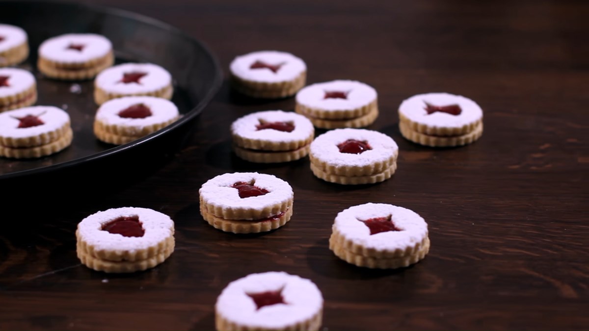 Cách làm bánh quy Linzer nhân dâu tây giòn ngon hấp dẫn cho Giáng Sinh