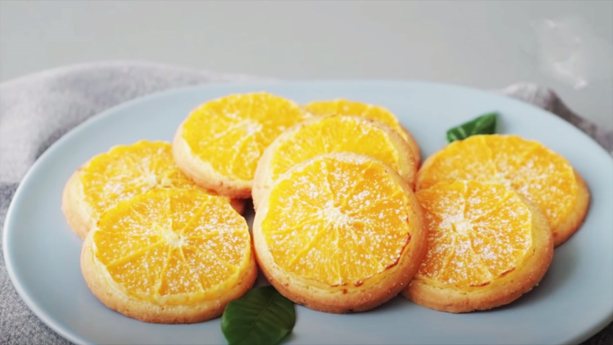 Mùi vị cam thơm ngon trong chiếc bánh quy cam sẽ khiến bạn muốn đến thưởng thức ngay. Hãy xem hình ảnh để cảm thấy được lớp bánh giòn tan và ngọt ngào đúng chuẩn.