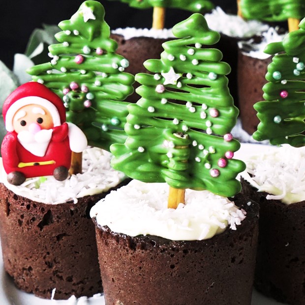 Cách làm bánh muffin socola cây thông nhân kem phô mai mừng lễ Giáng Sinh