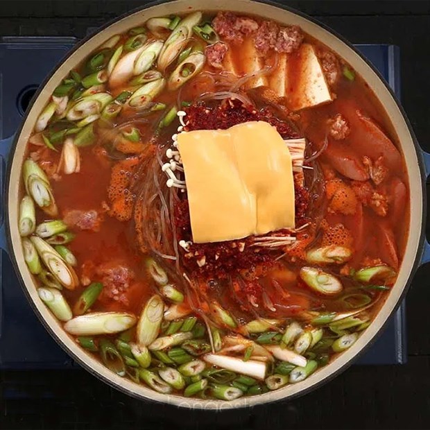 Cách nấu lẩu mì Hàn Quốc thơm nồng, đơn giản ai cũng làm được