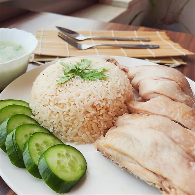 Cách nấu cơm gà Thái Lan - Khao Man Gai, nước sốt chuẩn vị cho gia đình