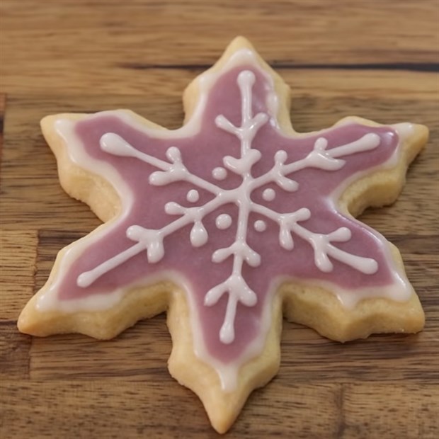 Cách làm bánh quy đường hình bông tuyết xinh xắn cho lễ Giáng Sinh