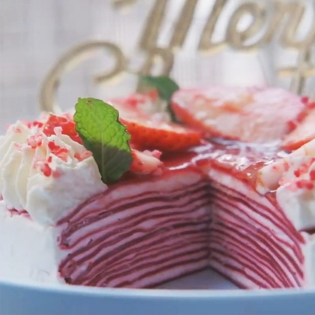 Cách làm bánh Crepe Red Velvet không cần lò nướng cho ngày lễ Giáng Sinh