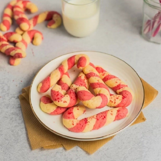 Cách làm bánh quy hình kẹo cây gậy Giáng Sinh đơn giản, siêu dễ thương