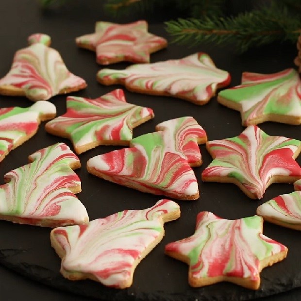 Cách làm bánh quy kẹo đường màu đá cẩm thạch đẹp mắt cho lễ Giáng Sinh