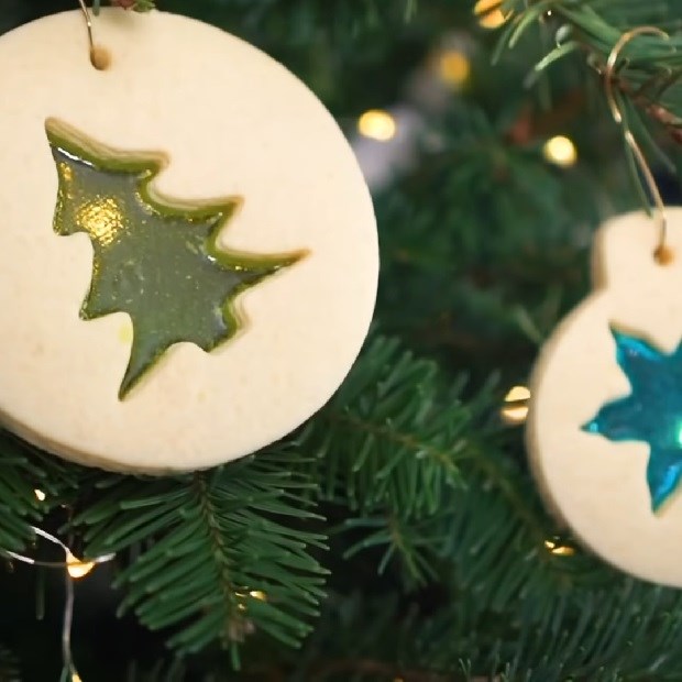 Cách làm bánh quy thủy tinh màu xinh xắn làm quà tặng lễ Giáng Sinh
