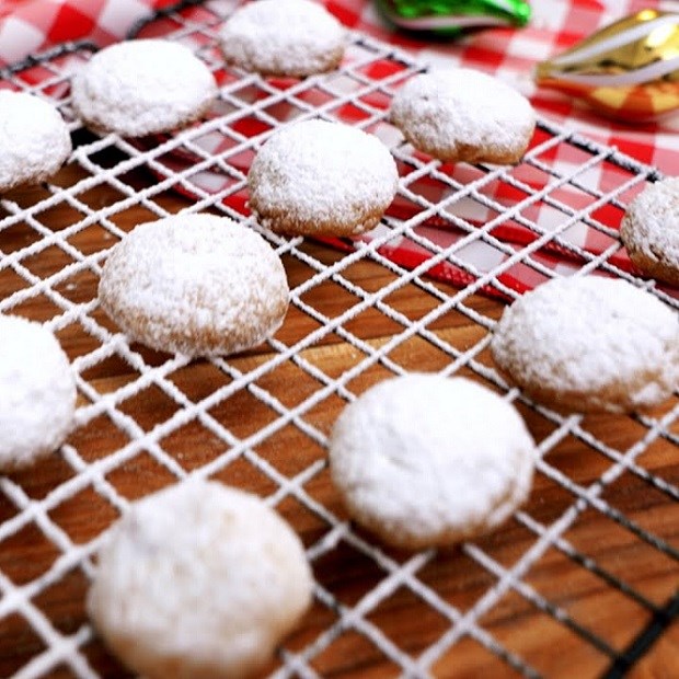 Cách làm bánh snowball cookies xinh xắn ngon miệng cho mùa Giáng Sinh