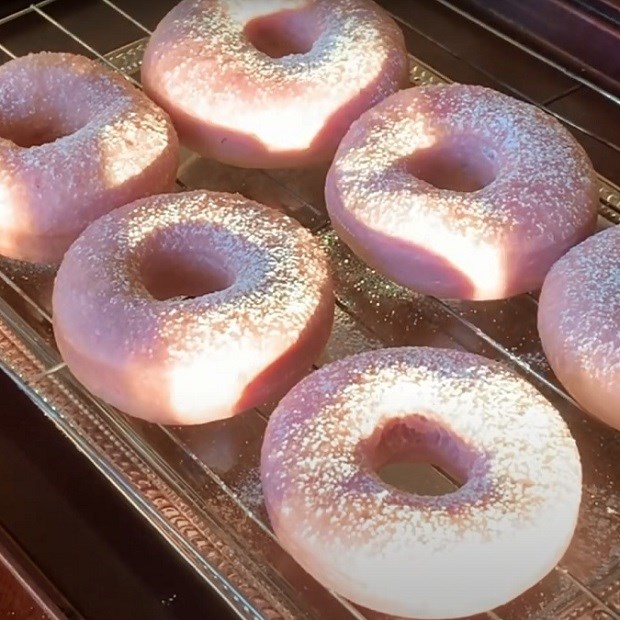 Cách làm bánh Donut lá cẩm thơm ngon mềm mịn không cần lò nướng