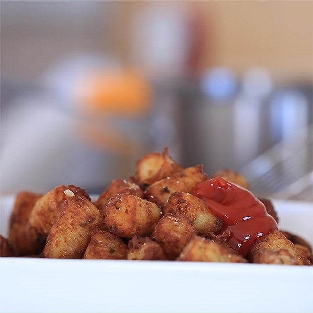 Cách làm Tater Tots - khoai tây chiên kiểu Mỹ thơm ngon hấp dẫn