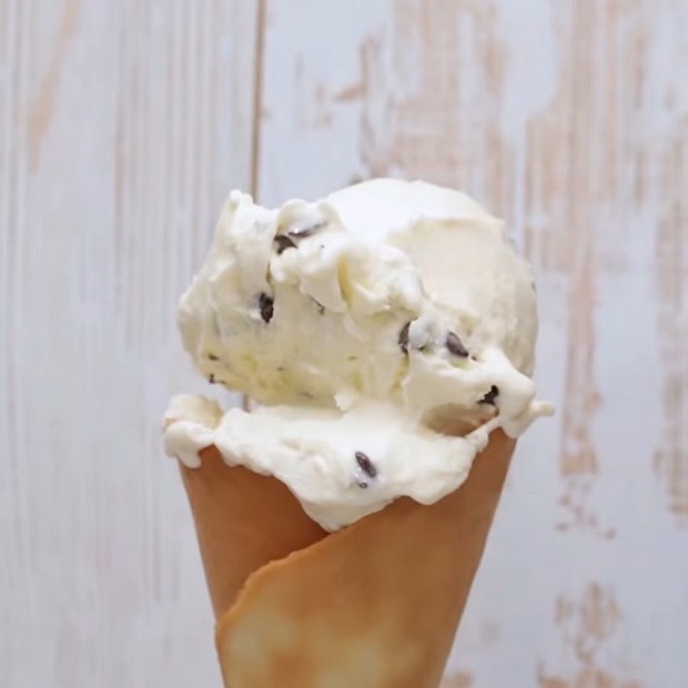 Cách làm kem vị kẹo marshmallow socola chips ngọt ngào, béo thơm, đơn giản