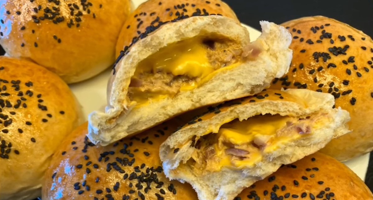 Bánh Mì Nguyên Cám Nhân Phô Mai Và Thịt Hun Khói đa phần Lớp Bánh