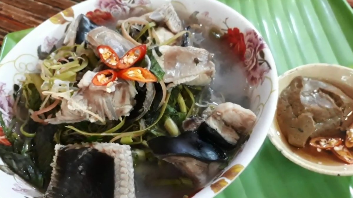 Canh chua cá đuối nấu mẻ