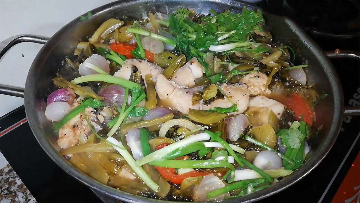 Canh chua cá trắm dưa chua