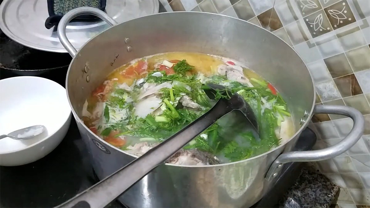 Canh chua cá mè nấu mẻ