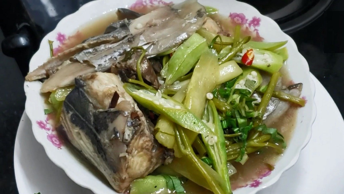 Canh chua đầu cá thu rau muống