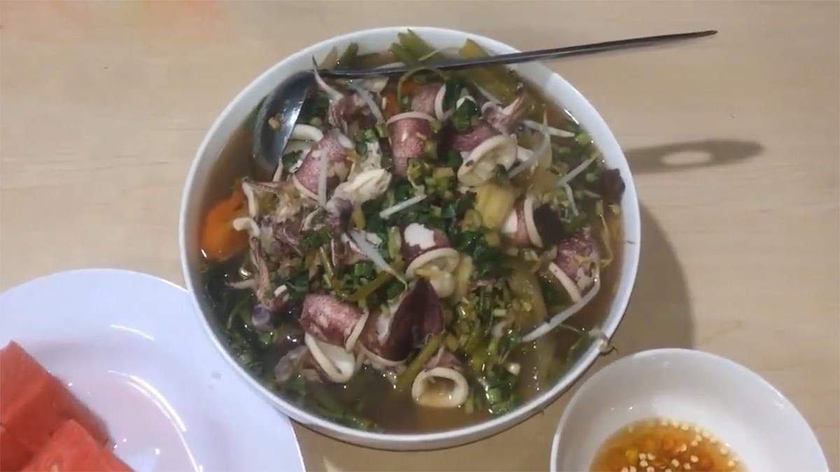 Canh chua mực rau muống