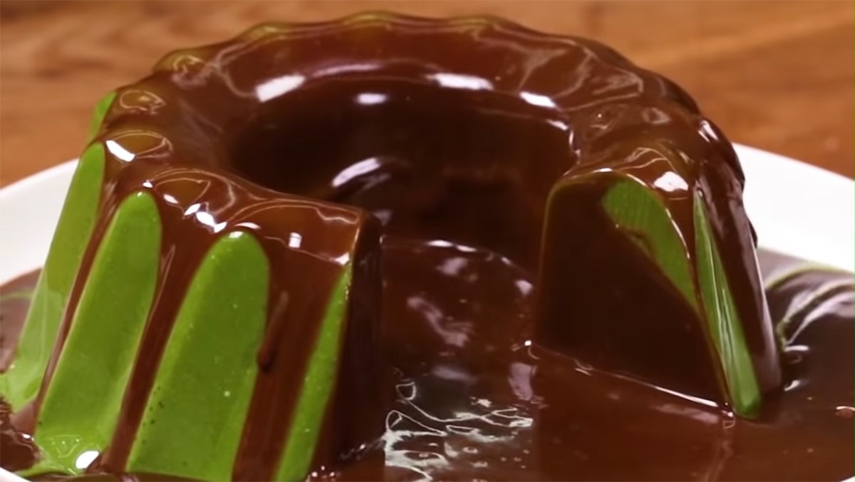 Pudding trà xanh sốt socola