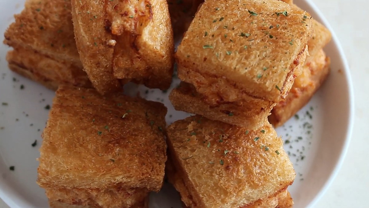 Sandwich tôm chiên giòn