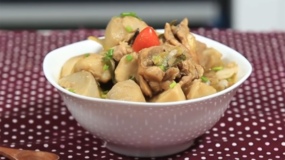 Khoai sọ kho thịt gà