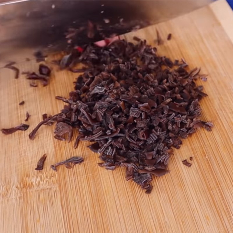 Bước 2 Sơ chế nguyên liệu Bánh cuốn lá dứa nhân tôm