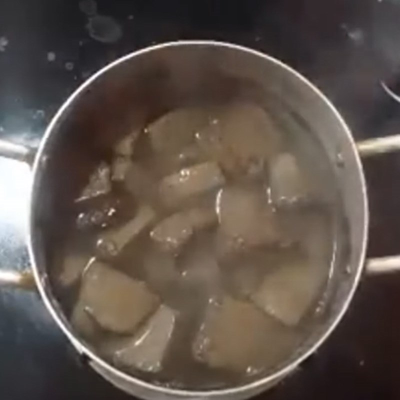 Bước 3 Nấu canh Canh huyết heo với hẹ