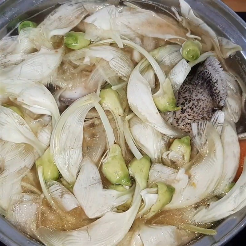 Bước 3 Nấu canh Cá mú nấu canh chua bông so đũa