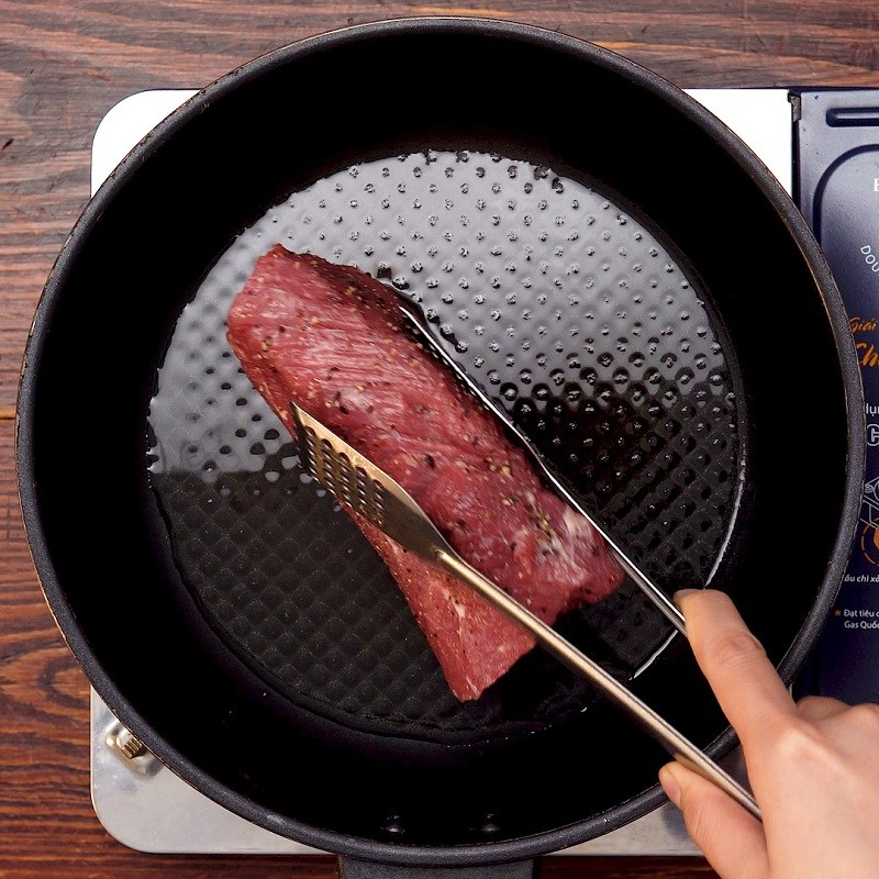 Bước 4 Áp chảo thịt thăn Bò Wellington