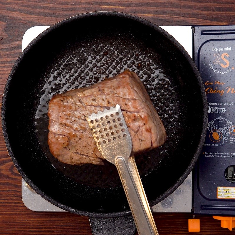 Bước 4 Áp chảo thịt thăn Bò Wellington