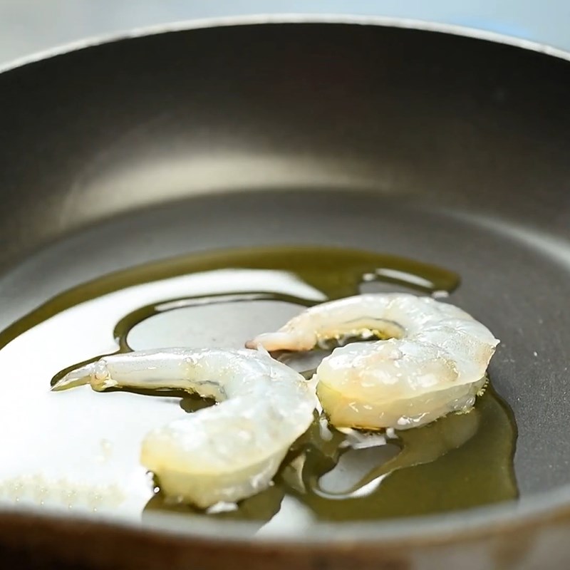 Bước 2 Áp chảo tôm Sandwich tôm salad