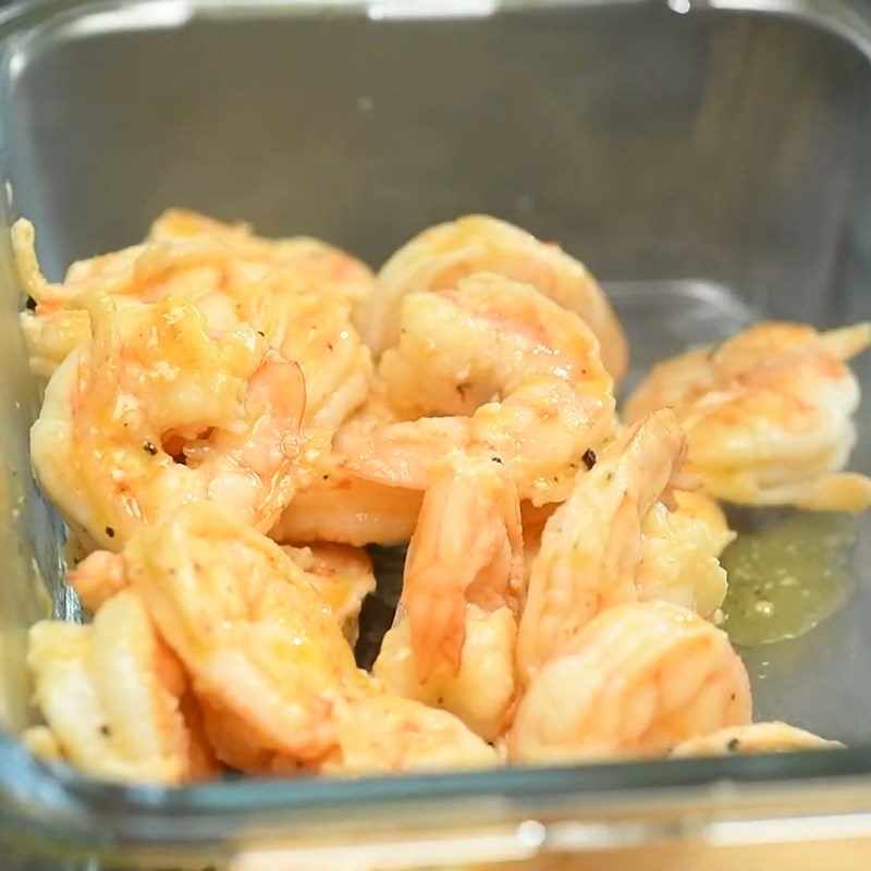 Bước 2 Áp chảo tôm Sandwich tôm salad