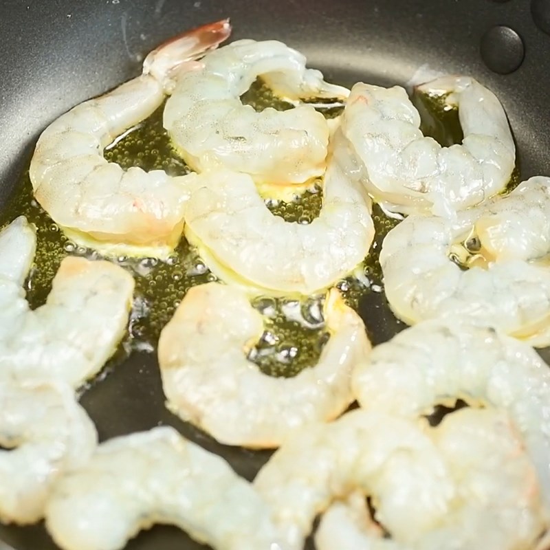 Bước 2 Áp chảo tôm Sandwich tôm salad