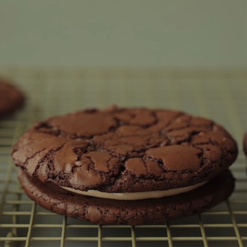 Bước 8 Bơm nhân bánh Bánh Brownie Cookie nhân kem dẻo