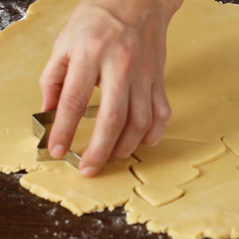 Bước 4 Cán bột và tạo hình bánh Bánh quy keo đường màu đá cẩm thạch