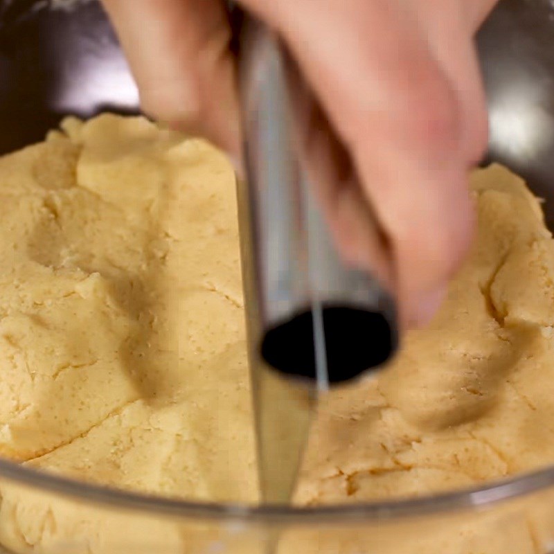 Bước 3 Chia và trộn màu bột Bánh quy vòng xoáy