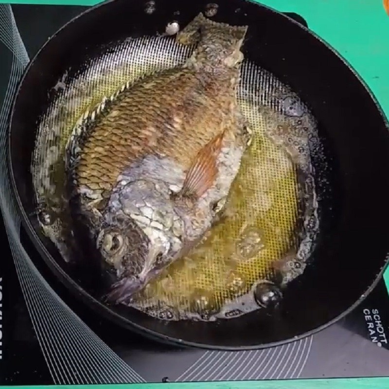 Bước 3 Chiên cá Cá rô phi sốt cà chua
