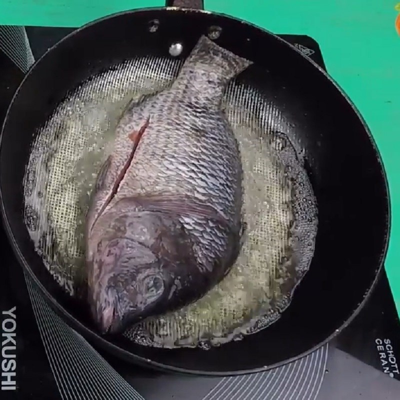 Bước 3 Chiên cá Cá rô phi sốt cà chua