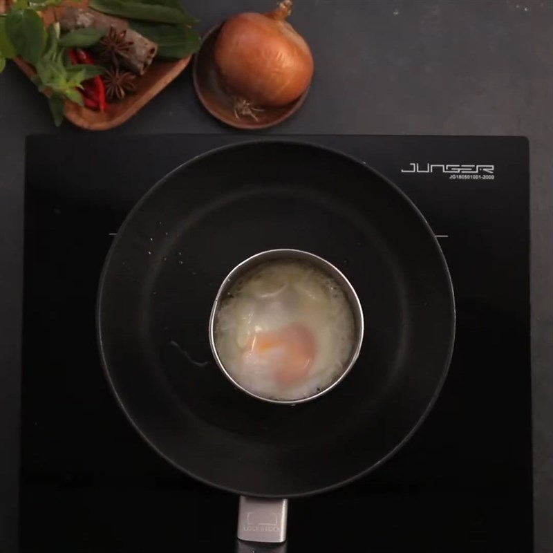 Bước 6 Chiên trứng và bò Burger phở