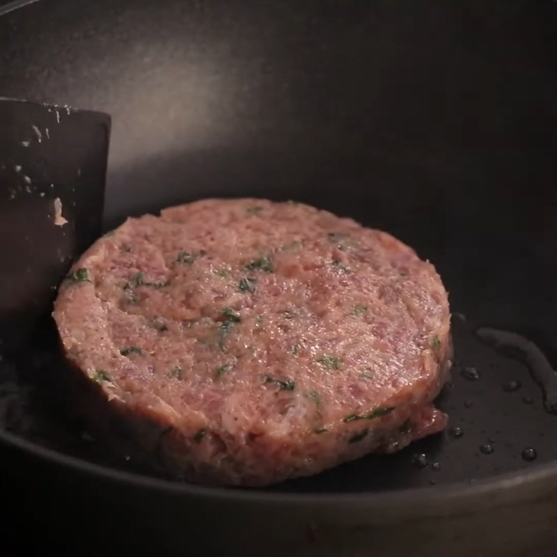 Bước 6 Chiên trứng và bò Burger phở