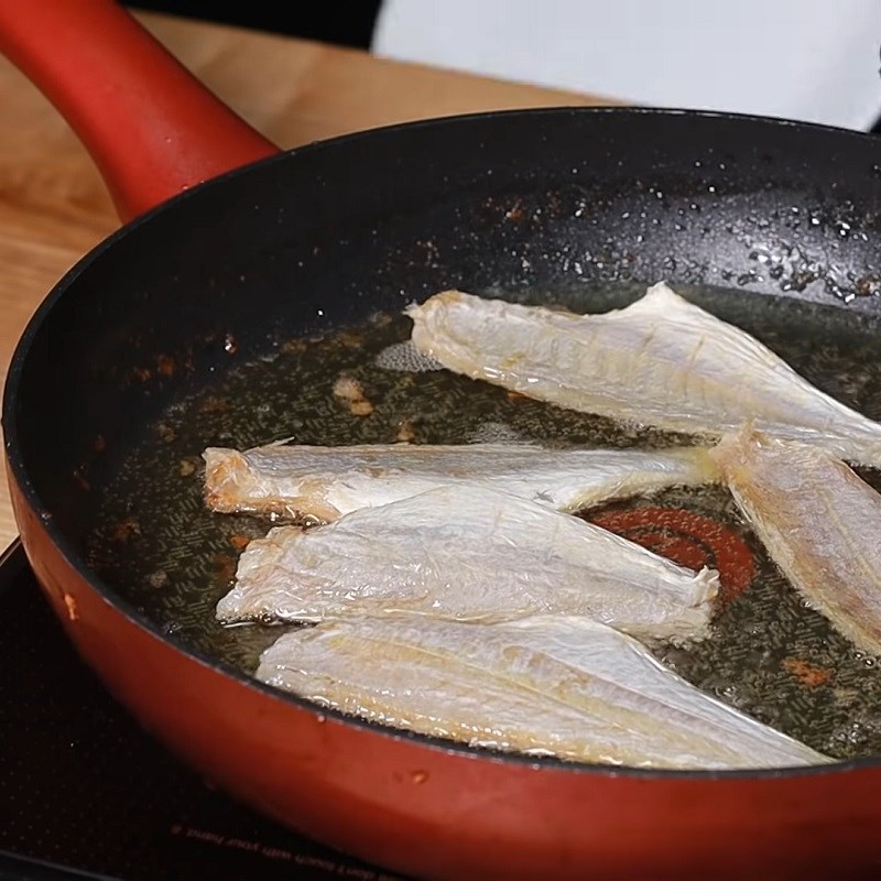 Bước 6 Chiên và gỡ thịt khô cá Sườn hấp chua ngọt