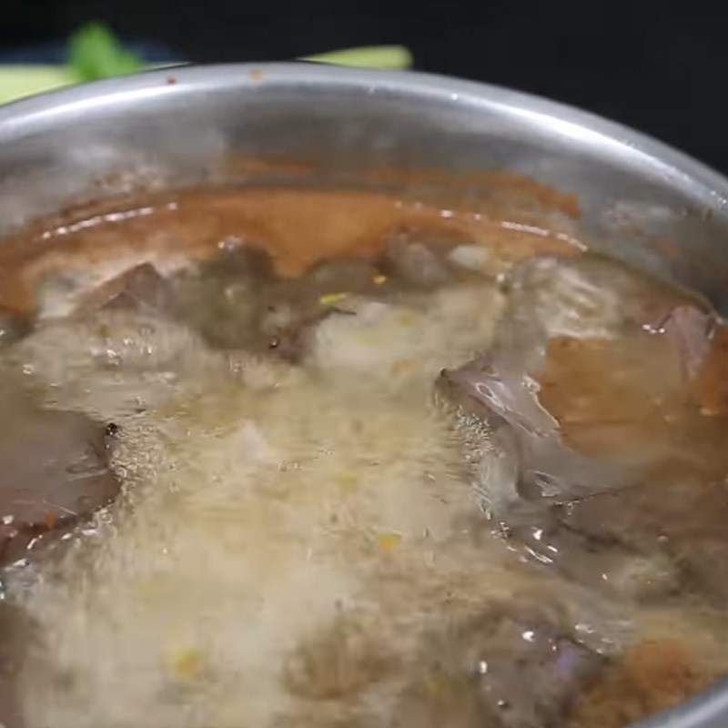 Bước 4 Cho huyết heo vào Canh huyết heo nấu cay