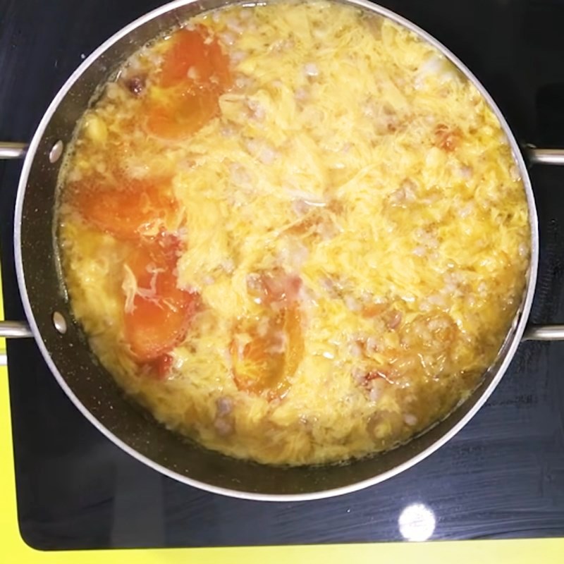Bước 4 Cho trứng vào Canh cà chua trứng thịt bằm
