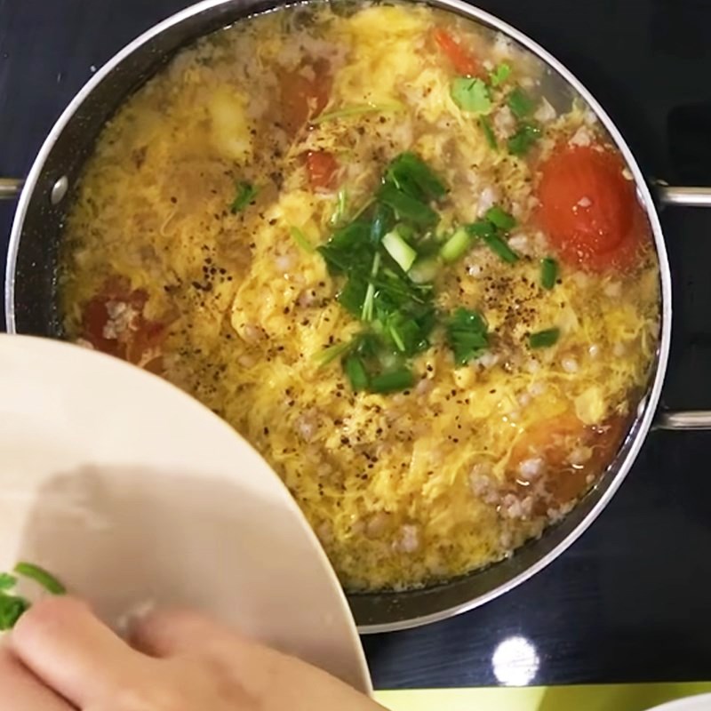 Bước 4 Cho trứng vào Canh cà chua trứng thịt bằm